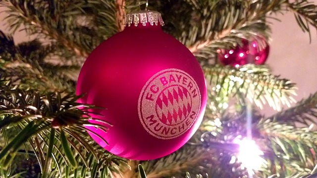 托马斯·弗兰克因指责球迷嘘门将引发争议，面临解雇风险，热刺战绩不佳，球迷矛盾加剧，球队正寻求替补教练。