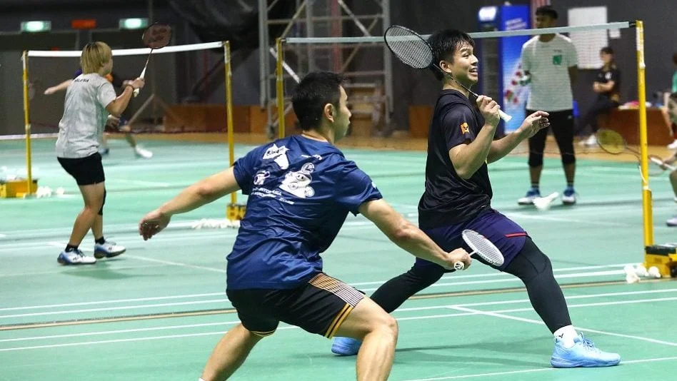 火药味十足，费内巴切与加拉塔萨雷在德比战赛前热身爆发冲突