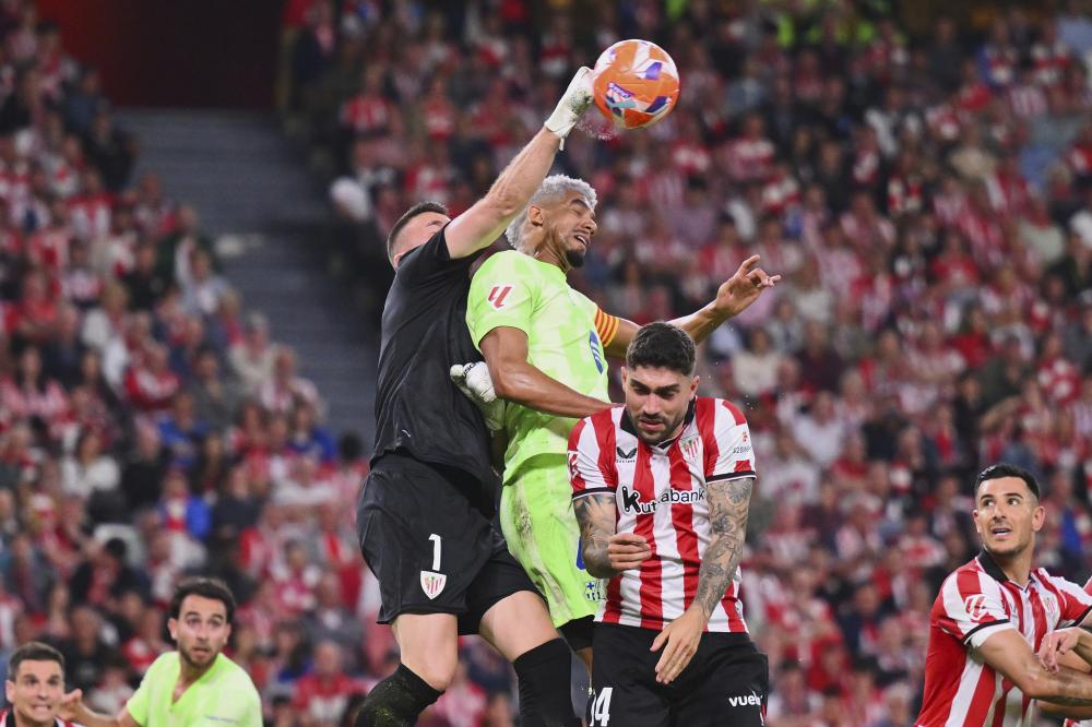 伊涅斯塔造访巴萨基地，与佩德里、费尔明、亚马尔合影