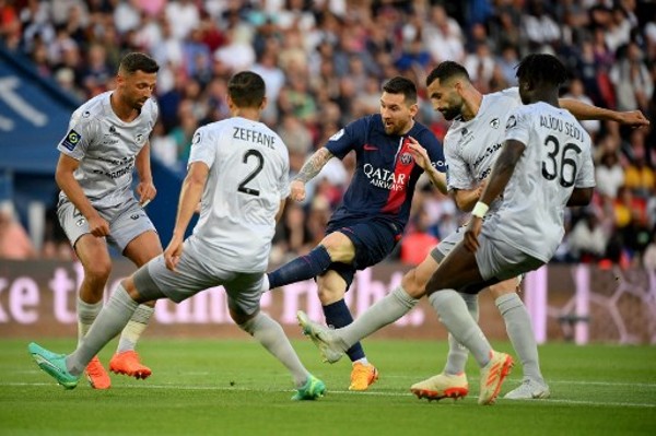 NBA交易市场动态：湖人完成签约,